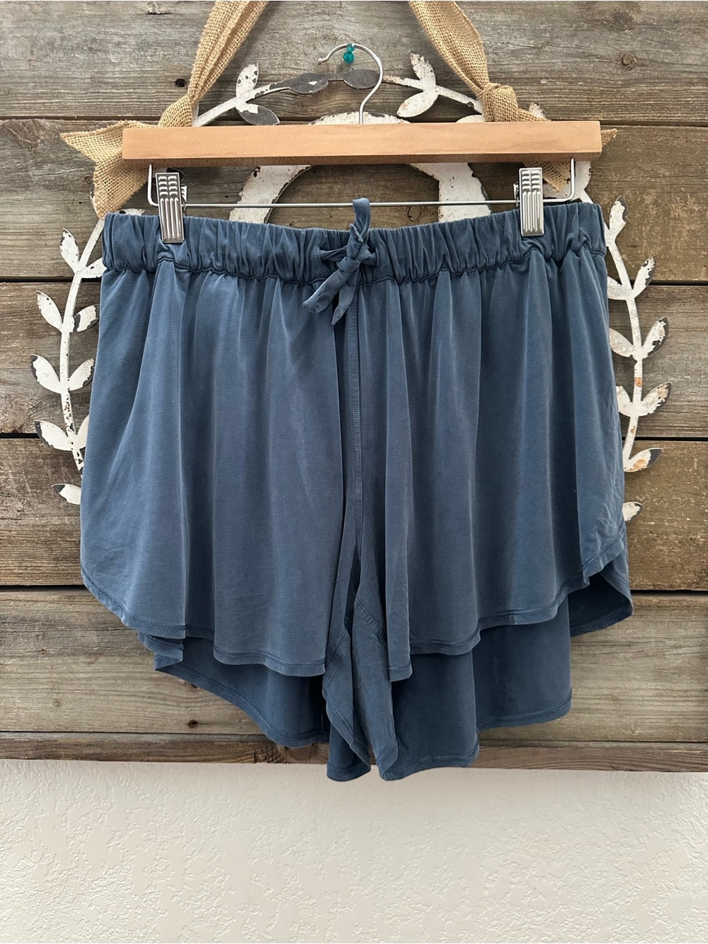 lululemon flow in elegance Women's Blue Drawstring Shorts size 8